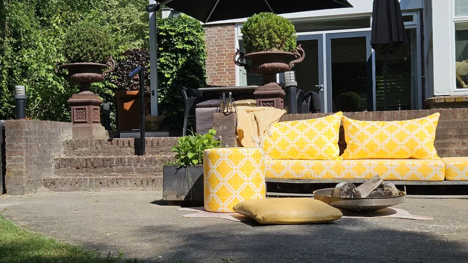 Maatkussens project: Yellow dat de klok slaat — Buiten