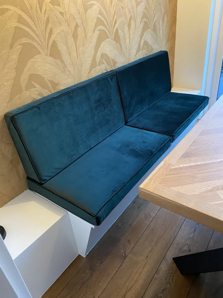 Maatkussens project: Voor en na, de eetbank — Binnen