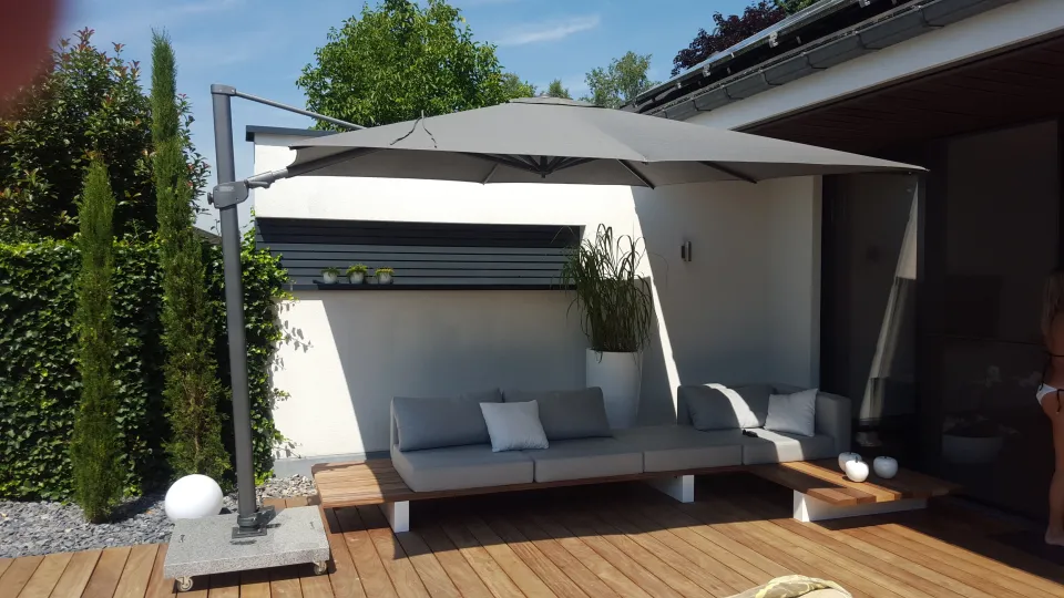 Maatkussens project: Strak onder de parasol — Buiten