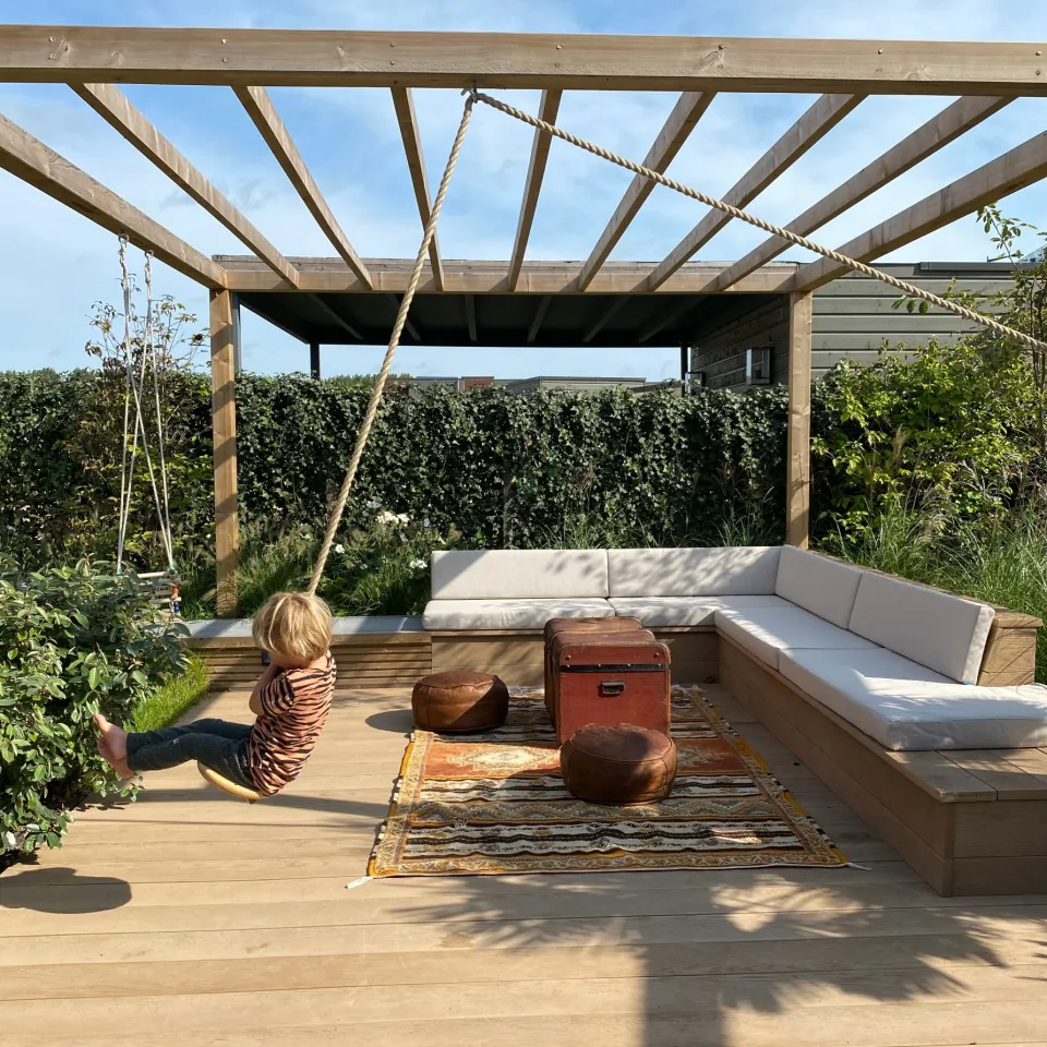 Maatkussens project: Swingend je tuin in — Buiten